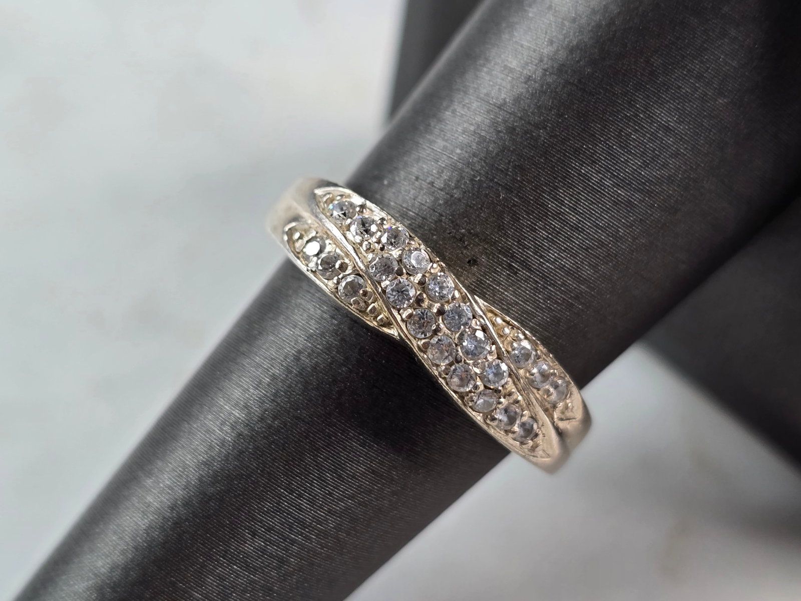 Womens Vintage Estate Sterling Silver CZ Ring: A WOMENS VINTAGE ESTATE STERLING SILVER MODERNIST CZ RING. RING WEIGHS 3.9g AND IS A SIZE 8.0. THE WIDTH OF THE RING IS 1/4". MAKES A GREAT GIFT FOR THAT SOMEONE SPECIAL. ANY QUESTIONS, PLEASE ASK. BE
