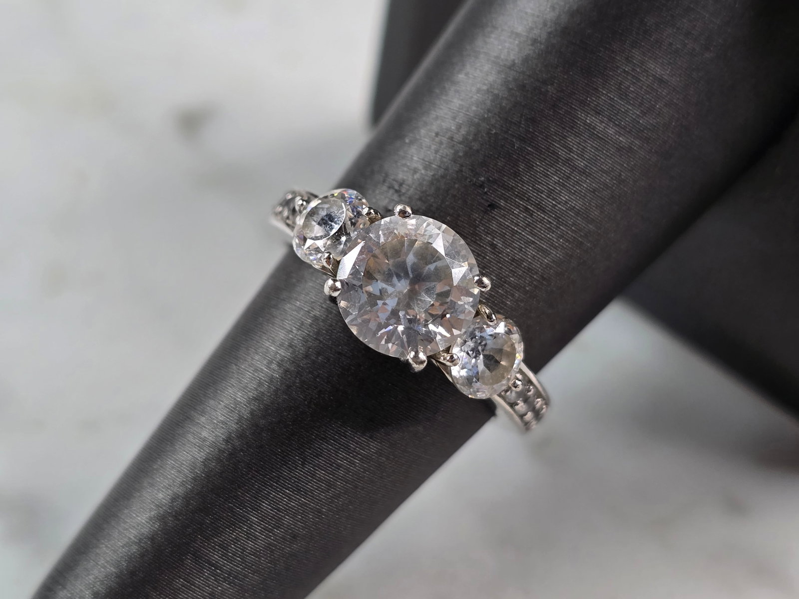 Womens Vintage Estate Sterling Silver CZ Ring: A WOMENS VINTAGE ESTATE STERLING SILVER MODERNIST CZ RING. RING WEIGHS 4.5g AND IS A SIZE 7.0. THE WIDTH OF THE RING IS 5/16". MAKES A GREAT GIFT FOR THAT SOMEONE SPECIAL. ANY QUESTIONS, PLEASE ASK. B
