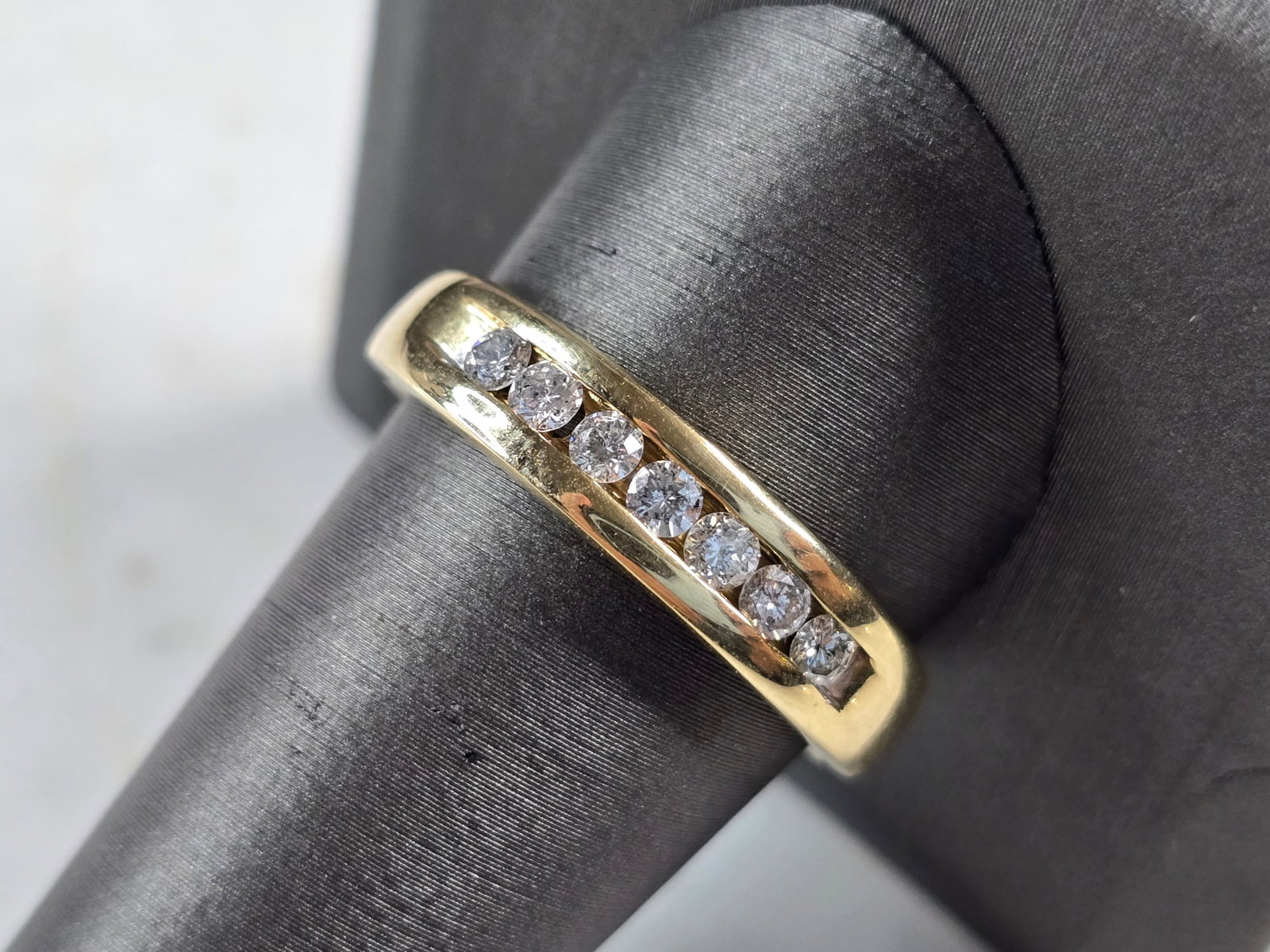 Mens Vintage Estate 14K Yellow Gold Diamond Ring: A MENS VINTAGE 14K YELLOW GOLD DIAMOND RING. THE TOTAL WEIGHT IS 6.2g, AND IS A SIZE 11.0. THE WIDHT OF THE RING IS 1/4". THERE IS ABOUT 0.35cts OF DIAMONDS. ANY QUESTIONS PLEASE DONT HESITATE TO ASK.