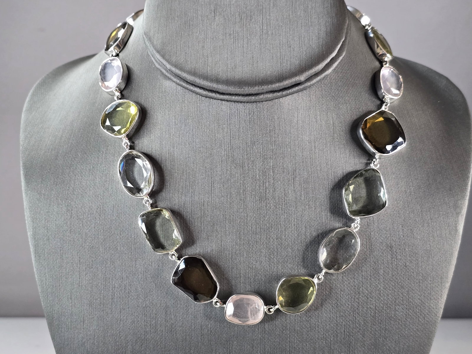 Womens Vintage Estate Sterling Silver Modernist Necklace: A WOMENS VINTAGE ESTATE STERLING SILVER MODERNIST NECKLACE. THE TOTAL WEIGHT IS 55.2g. NECKLACE IS 17" LONG BY 5/8" WIDE. MAKES A GREAT GIFT FOR THAT SPECIAL SOMEONE. ANY QUESTIONS PLEASE DONT HESITAT