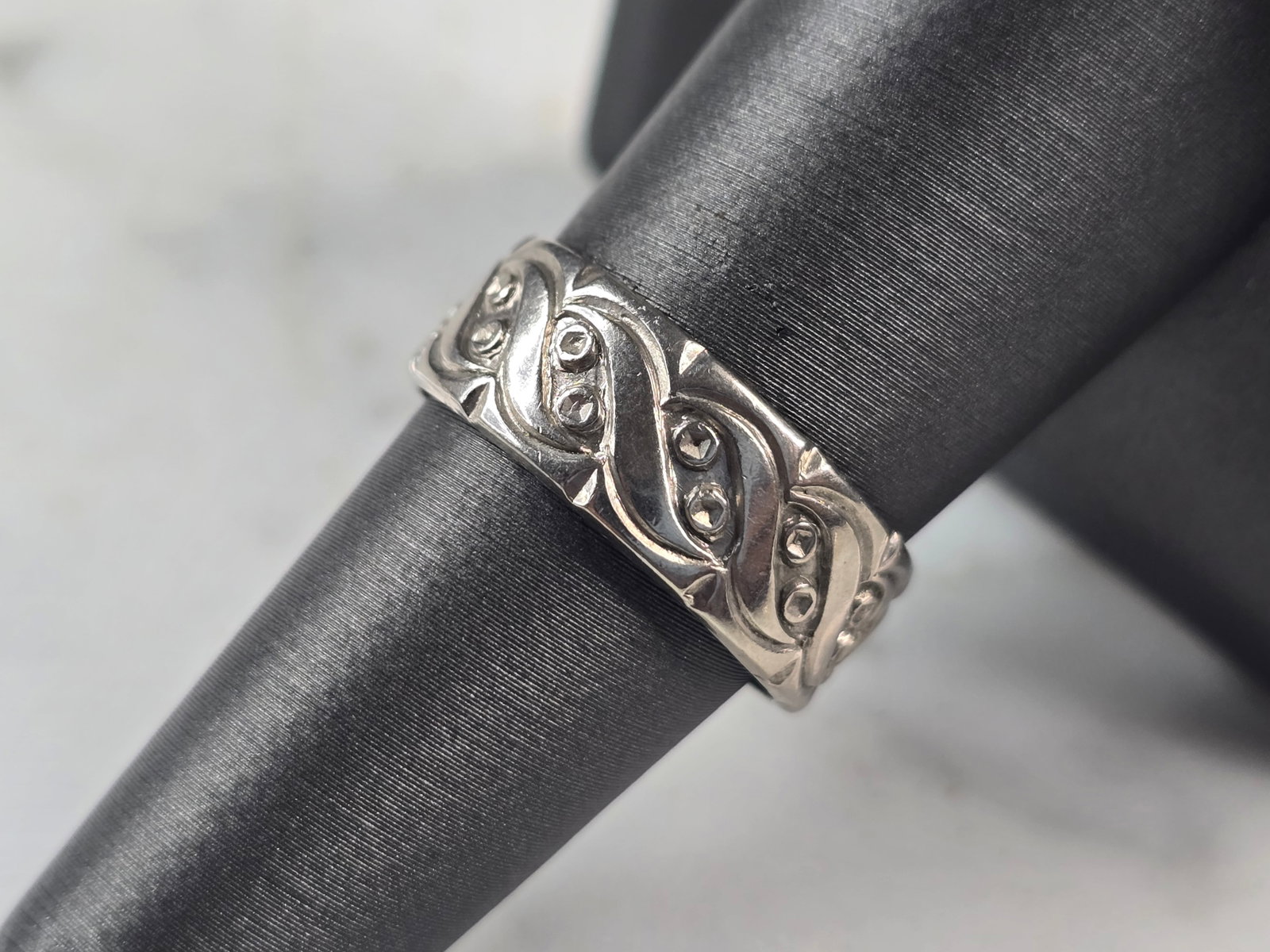 Womens Vintage Estate Sterling Silver Esposito Band Ring: A WOMENS VINTAGE ESTATE STERLING SILVER ESPOSITO BAND RING. THE RING SIZE IS A 8.0, AND WEIGHS 3.9g. THE WIDTH OF THE RING IS 1/4". THIS WOULD MAKE A NICE GIFT FOR THAT SOMEONE SPECIAL. ANY QUESTIONS 