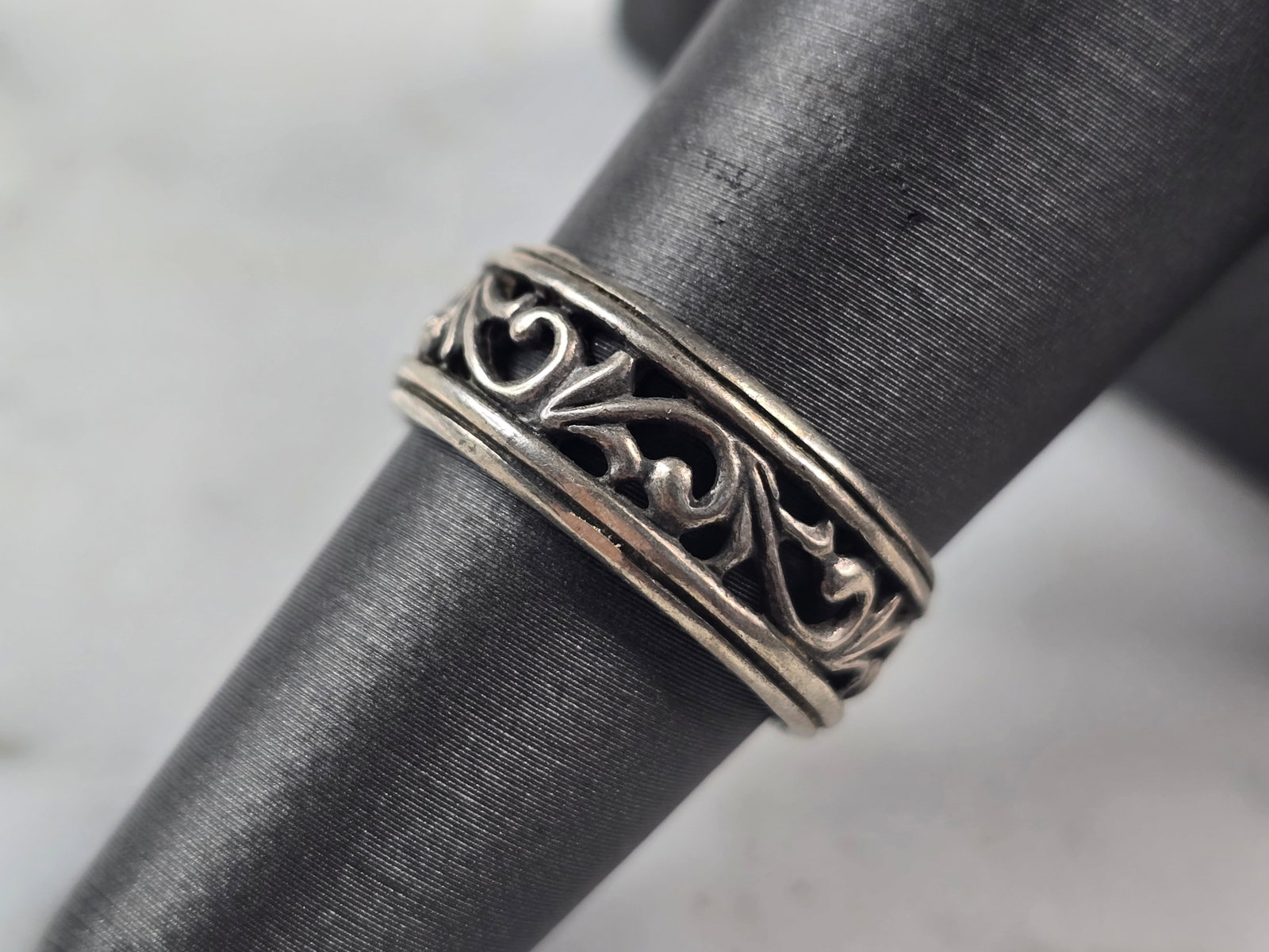 Womens Vintage Estate Sterling Silver Filigree Band Ring: A WOMENS VINTAGE ESTATE STERLING SILVER FILIGREE RING. THE RING WEIGHS 3.0g, AND IS A SIZE 6.0. THE WIDTHS OF THE RING IS 1/4". ANY QUESTIONS PLEASE DO NOT HESITATE TO ASK. BE SURE TO CHECK OUT SOME O