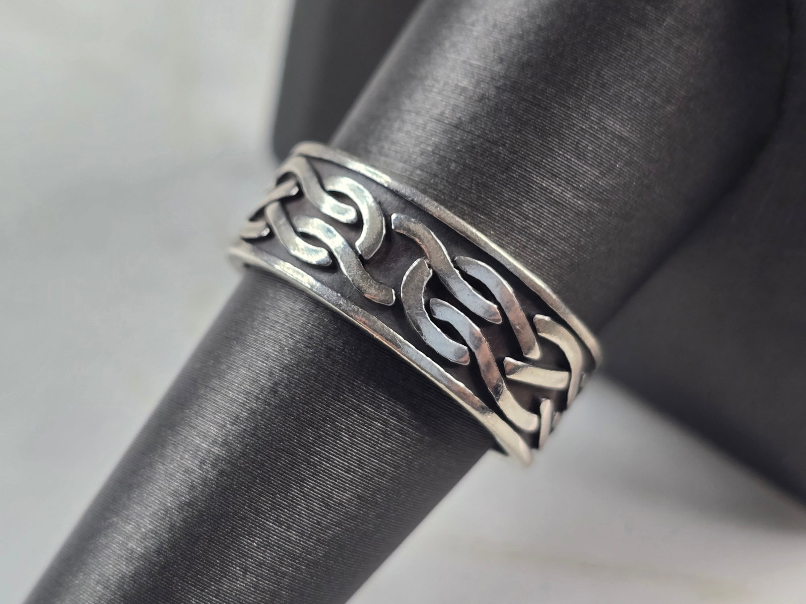 Mens Vintage Sterling Silver Celtic Infinity Waldeck Johnson Ring: A MENS VINTAGE ESTATE STERLING SILVER CELTIC INFINITY RING, MADE BY WALDECK JOHNSON. RING WEIGHS 5.9g AND IS A SIZE 9.0. THE WIDTH OF THE RING IS 5/16". THIS WOULD MAKE A NICE GIFT FOR THAT SOMEONE SP