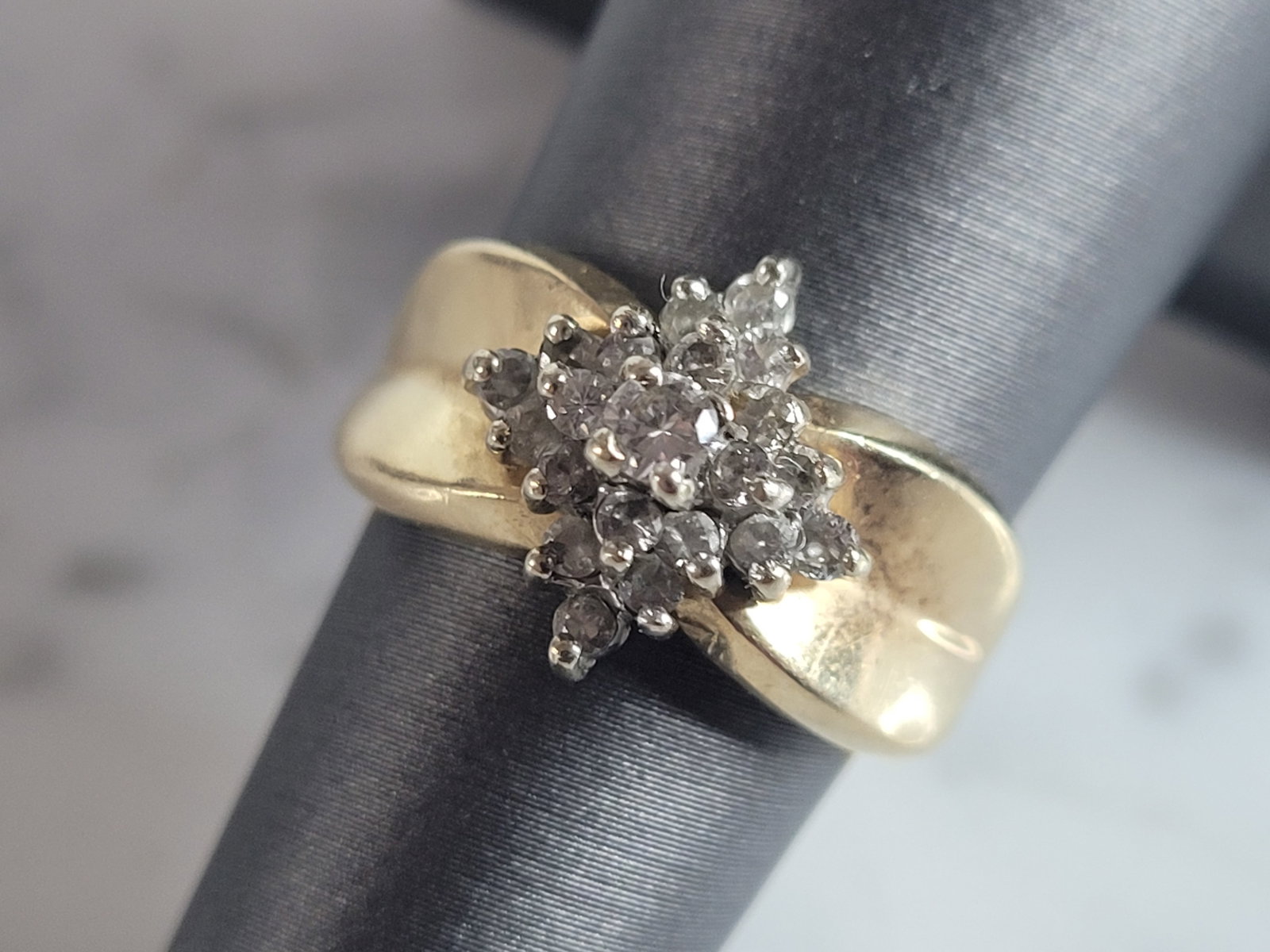 Womens Vintage Estate 14K Yellow Gold Diamond Ring: A WOMENS VINTAGE ESTATE 14K YELLOW GOLD DIAMOND RING. THERE ARE ABOUT .27cts OF DIAMONDS IN THIS RING. THE TOTAL WEIGHT IS 6.9g, AND IS A SIZE 6.25. THE WIDTH IS ABOUT 1/2". ANY QUESTIONS PLEASE DONT 