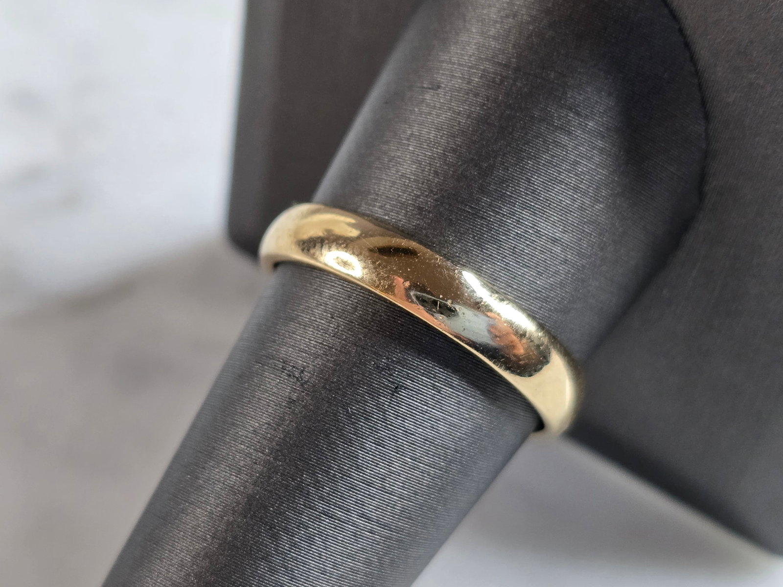 Mens Vintage Estate 14K Yellow Gold Goldman Band Wedding Ring: A MENS VINTAGE ESTATE 14K YELLOW GOLD BAND WEDDING RING THAT WAS MADE BY FREDERICK GOLDMAN. THE RING WEIGHS 4.4g AND IS A SIZE 9.5. THE WIDTH OF THE RING MEASURES 1/8". ANY QUESTIONS PLEASE DO NOT HES