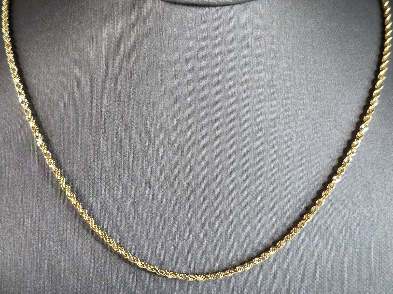 Womens Vintage Estate 10K Yellow Gold Rope Necklace: A WOMENS VINTAGE ESTATE 10K YELLOW GOLD ROPE NECKLACE THAT MEASURES 20" LONG BY ABOUT 1/8" WIDE. THE NECKLACE WEIGHS 9.0g. THIS WOULD MAKE A GREAT GIFT FOR THAT SPECIAL SOMEONE. ANY QUESTIONS PLEASE D