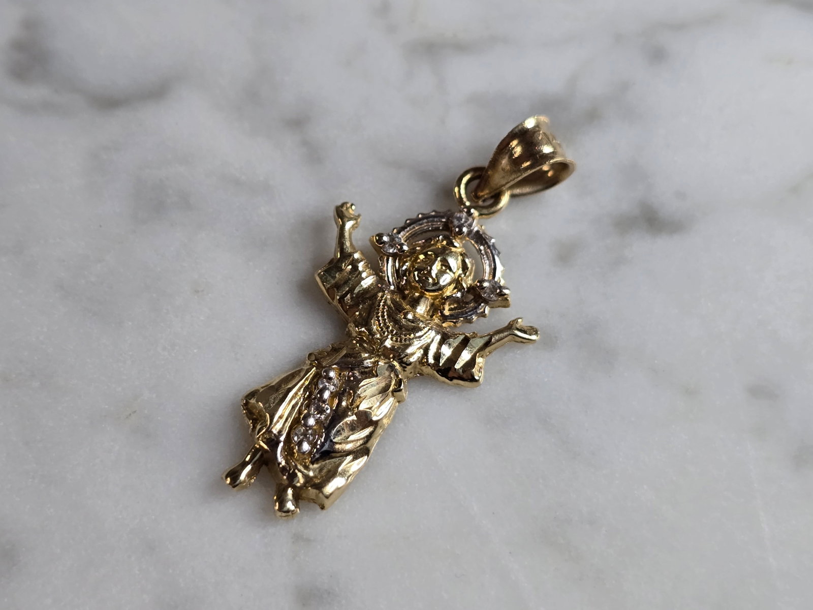Vintage Estate 14K Mixed Gold Religious Catholic Baby Jesus Pendant: A VINTAGE ESTATE 14K MIXED GOLD RELIGIOUS BABY JESUS PENDANT THAT WEIGHS 1.6g, AND MEASURES ABOUT 1 1/4" LONG BY 5/8" WIDE. MAKES A GREAT GIFT FOR THAT SPECIAL SOMEONE.