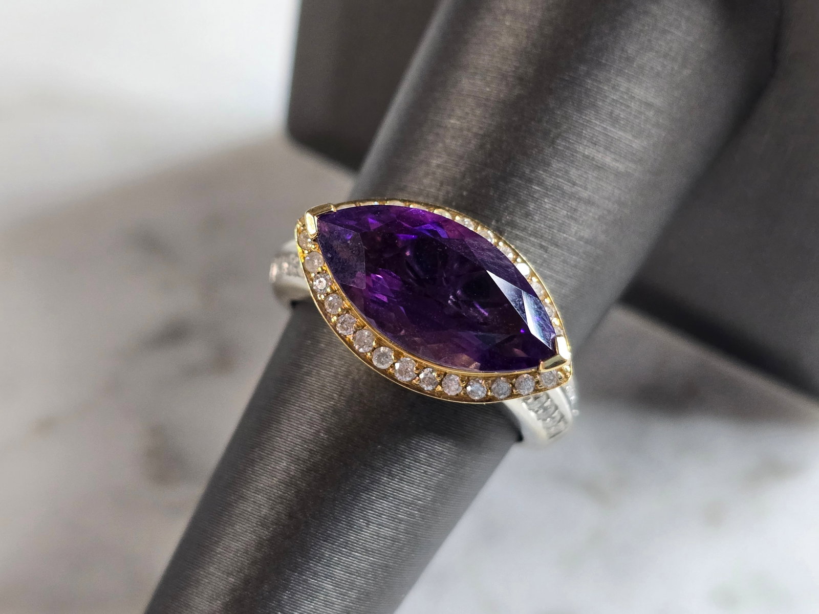 Womens Vintage Estate 14K Mixed Gold Amethyst Diamond Ring: A WOMEN'S VINTAGE ESTATE 14K YELLOW & WHITE GOLD AMETHYST & DIAMOND RING. THE RING WEIGHS 6.7g, AND IS A SIZE 7.25. THERE ARE ABOUT 0.44cts OF DIAMONDS. THE LENGTH OF THE RING IS 3/4". THIS IS A LOVEL