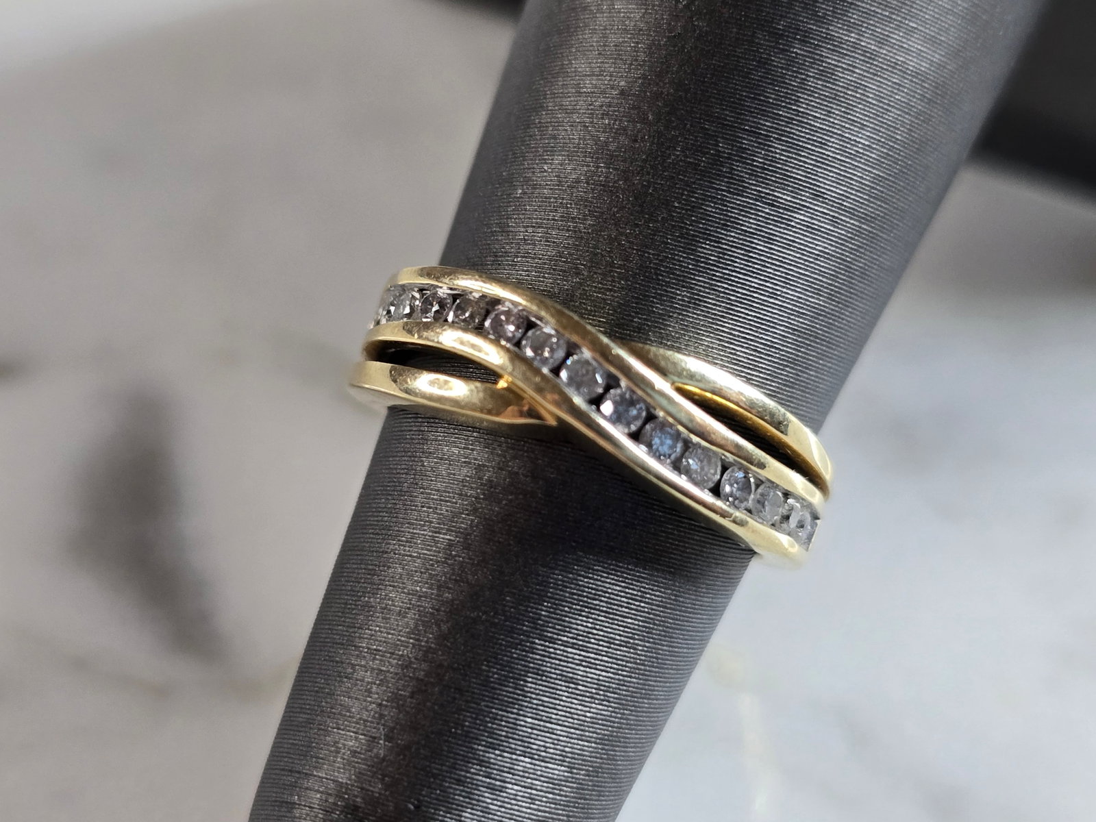 Womens Vintage Estate 10K Yellow Gold Modernist Diamond Ring: A WOMENS VINTAGE ESTATE 10K YELLOW GOLD MODERNIST DIAMOND RING. THERE ARE ABOUT .14cts OF DIAMONDS IN THIS RING. THE TOTAL WEIGHT IS 2.1g, AND IS A SIZE 4.75. THE WIDTH OF THE RING IS 1/4". ANY QUESTI