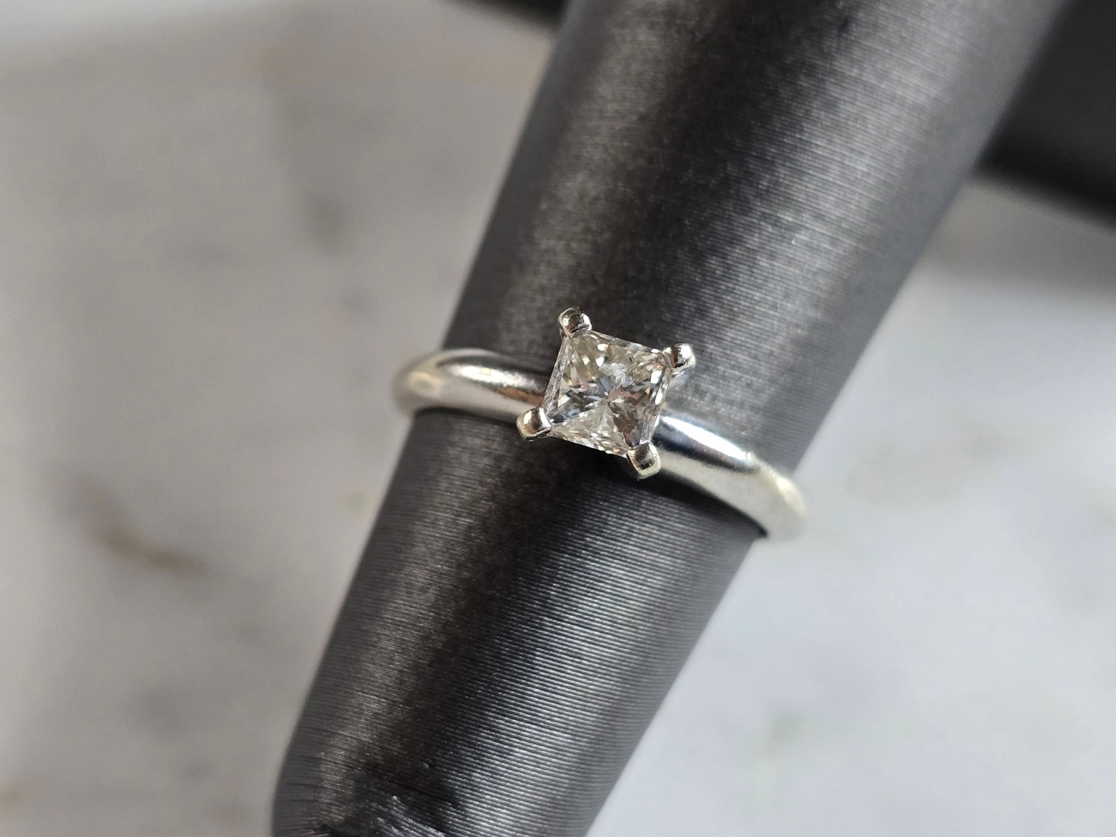 Womens Vintage Estate 14K White Gold Diamond Ring: A WOMENS VINTAGE ESTATE 14K WHITE GOLD DIAMOND RING. THE RING IS A SIZE 4.5 AND WEIGHS 2.0g. DIAMOND IS ABOUT .43cts. THE WIDTH OF THE RING IS 3/16". RING IS NOT MARKED, BUT IT HAS BEEN TESTED AND IS 
