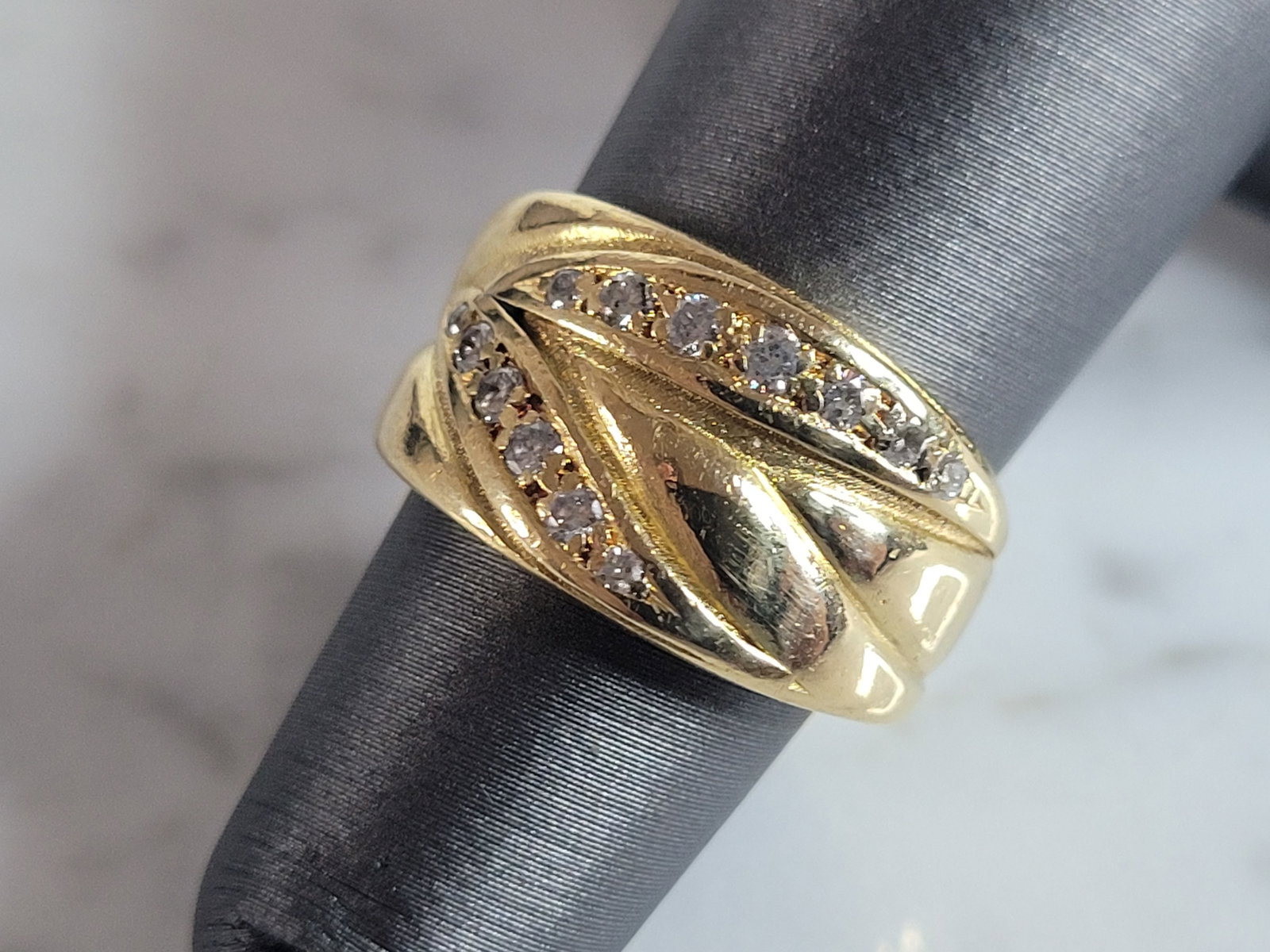 Womens Vintage Estate 18K Gold Bruno Guidi Designer Diamond Ring: A WOMENS VINTAGE ESTATE 18K YELLOW GOLD DESIGNER DIAMOND RING, THAT WAS MADE BY BRUNO GUIDI OF BRAZIL. THE RING WEIGHS 5.5g, AND IS A SIZE 4.5. THERE ARE ABOUT .24cts OF DIAMONDS. THE WIDTH OF THE RIN