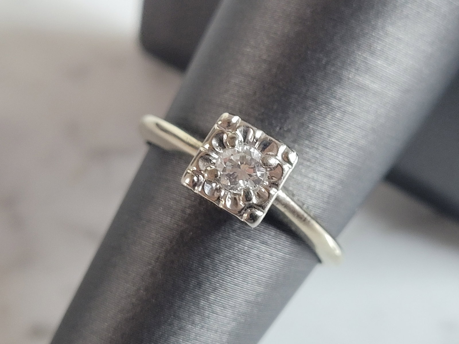 Womens Vintage Estate 14k White Gold Diamond Ring: A WOMENS VINTAGE ESTATE 14K WHITE GOLD DIAMOND RING. THE SIZE OF THE RING IS A 7.5, AND WEIGHS 2.7g. THERE ARE ABOUT .15cts OF DIAMONDS. THE WIDTH OF THE RING IS ABOUT 1/4". ANY QUESTIONS PLEASE ASK P