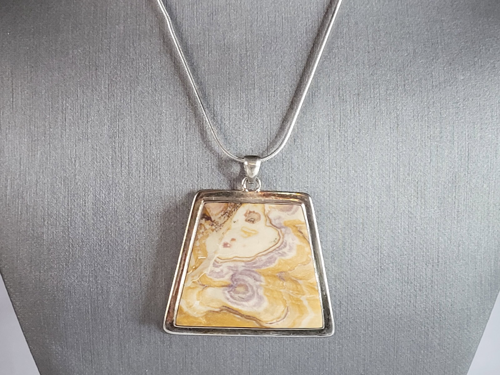 Womens Vintage Estate Sterling Silver Jasper Necklace: A WOMENS VINTAGE ESTATE STERLING SILVER JASPER NECKLACE. NECKLACE WITH PENDANT WEIGHS 22.9g. NECKLACE MEASURES 16" LONG, AND THE PENDANT MEASURES 1 3/4" BY 1 3/4". WOULD MAKE A GREAT GIFT FOR THAT SPE
