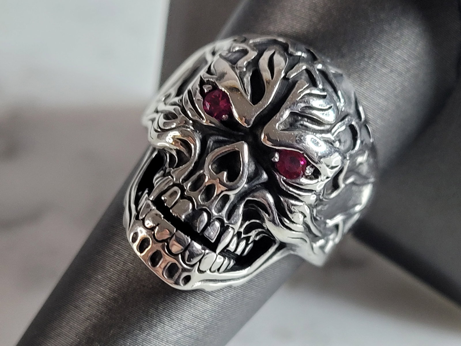 Mens Sterling Silver Ruby Eyed Skull Ring: A MENS STERLING SILVER RUBY EYED SKULL RING. THE TOTAL WEIGHT IS 11.1g, AND IS A SIZE 9.0. THE LENGTH OF THE RING FACE IS 1". STONES TESTED RUBY ON OUR PRESIDIUM GEM TESTER. THIS RING WOULD MAKE A GRE