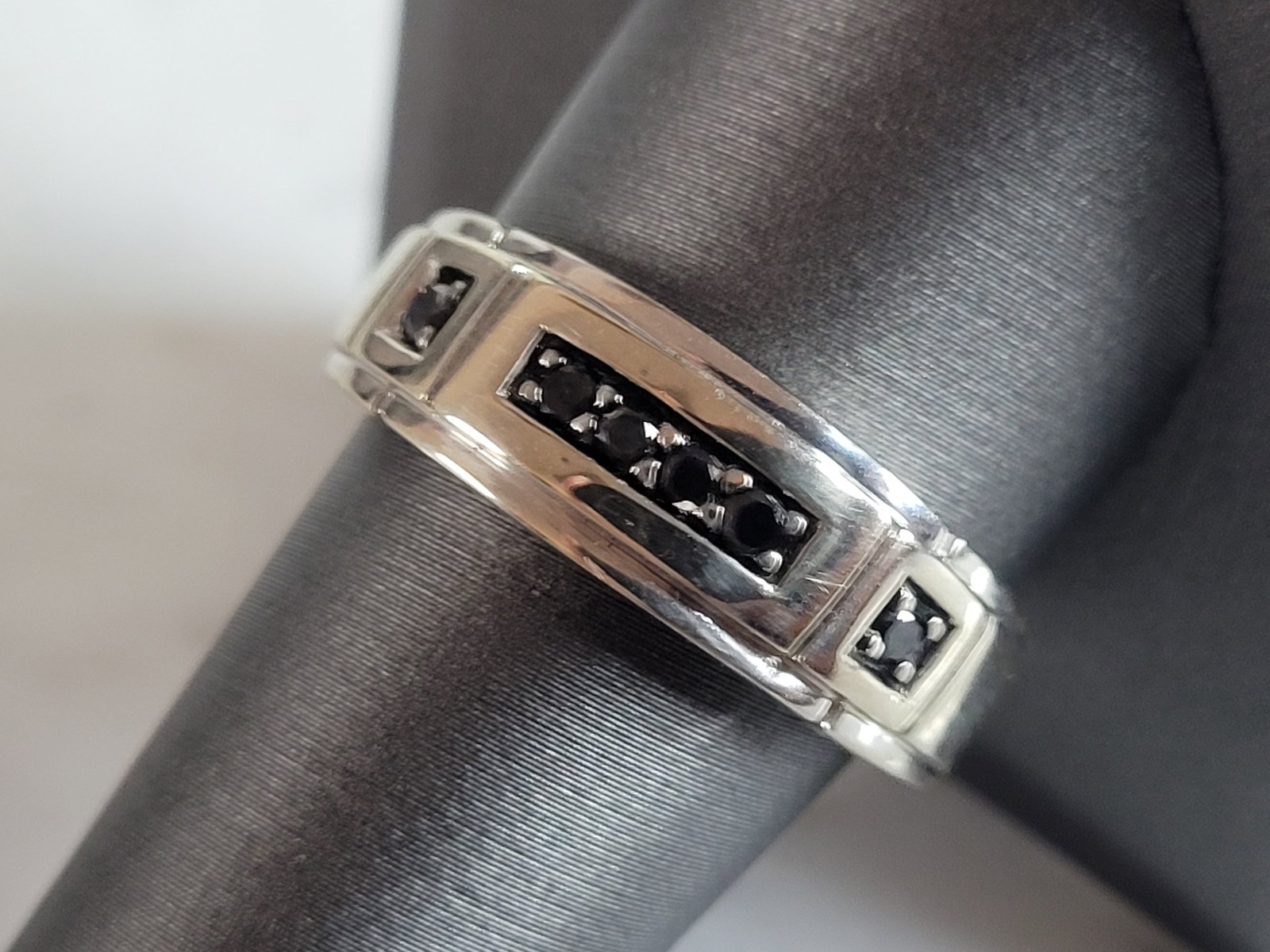 Mens Vintage Estate 14K White Gold Black Diamond Ring: A MENS VINTAGE ESTATE 14K WHITE GOLD BLACK DIAMOND RING. THE RING IS A SIZE 10.5 AND WEIGHS 6.3g. THERE ARE ABOUT .12cts OF DIAMONDS IN THIS RING. RING IS MARKED 14K. THE RING MAKES A BEAUTIFUL GIFT F