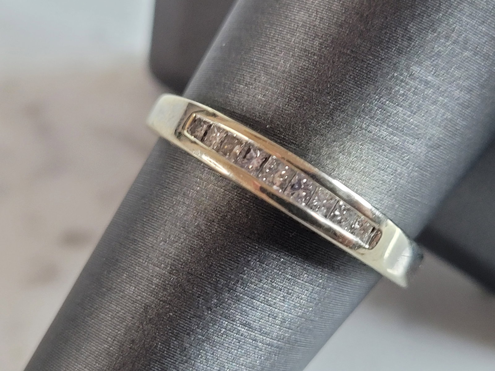 Womens Vintage Estate 14k White Gold Diamond Ring: A WOMENS VINTAGE ESTATE 14K WHITE GOLD DIAMOND RING. THE RING WEIGHS 3.0g WITH THE DIAMONDS. THE SIZE OF THE RING IS A 9.0 THE CARAT WEIGHT OF THE DIAMONDS ARE ABOUT .54cts. THE WIDTH OF THE RING IS 1