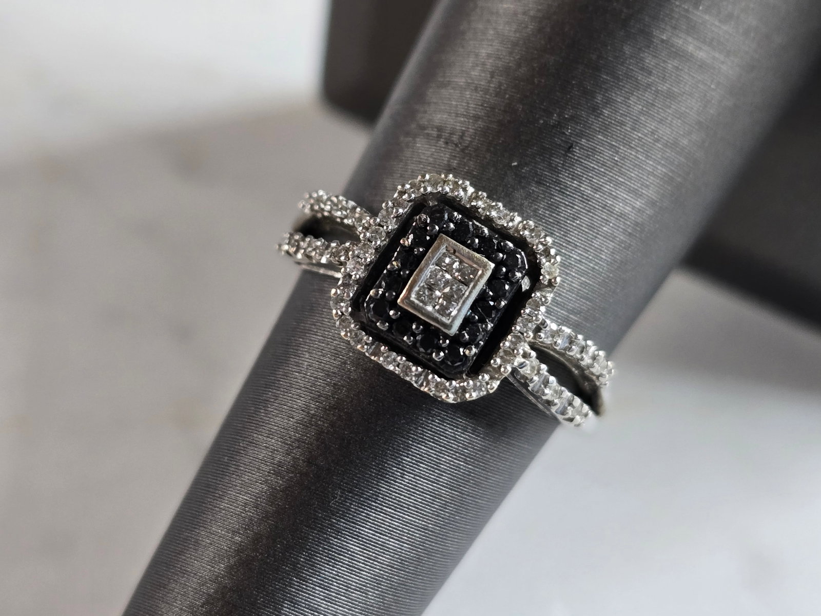 Womens Vintage Estate 14K White Gold Black Diamond Ring: A WOMENS VINTAGE ESTATE 14K WHITE GOLD BLACK & WHITE DIAMOND RING. THE RING IS A SIZE 6.25, AND WEIGHS 3.3g. THERE ARE ABOUT 66 TINY DIAMONDS IN THIS RING. RING IS MARKED 14K. THE RING MAKES A BEAUTIF