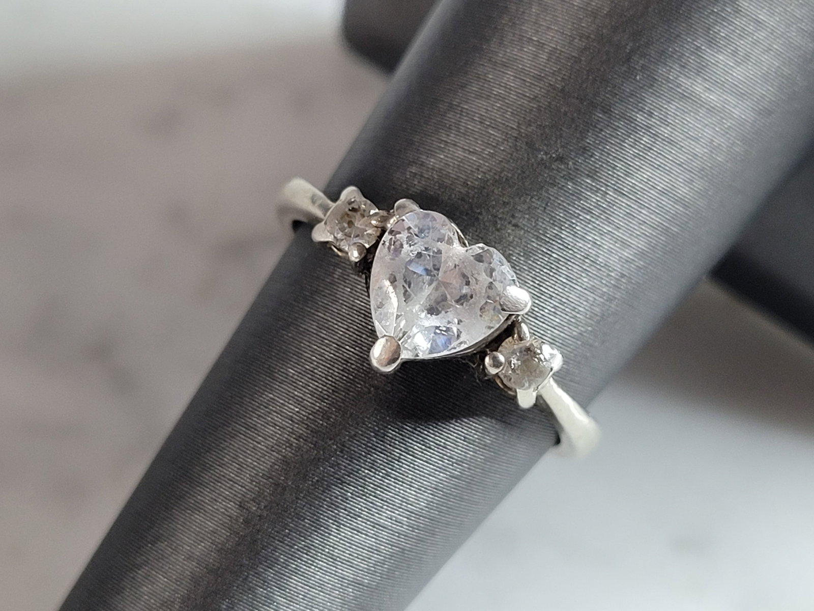 Womens Vintage Estate Sterling Silver CZ Heart Ring: A WOMENS VINTAGE ESTATE STERLING SILVER CZ HEART RING. THE RING SIZE IS A 6.75, AND WEIGHS 2.7g. THE WIDTH OF THE RING IS 1/4". THIS WOULD MAKE A NICE GIFT FOR THAT SOMEONE SPECIAL. ANY QUESTIONS PLEA