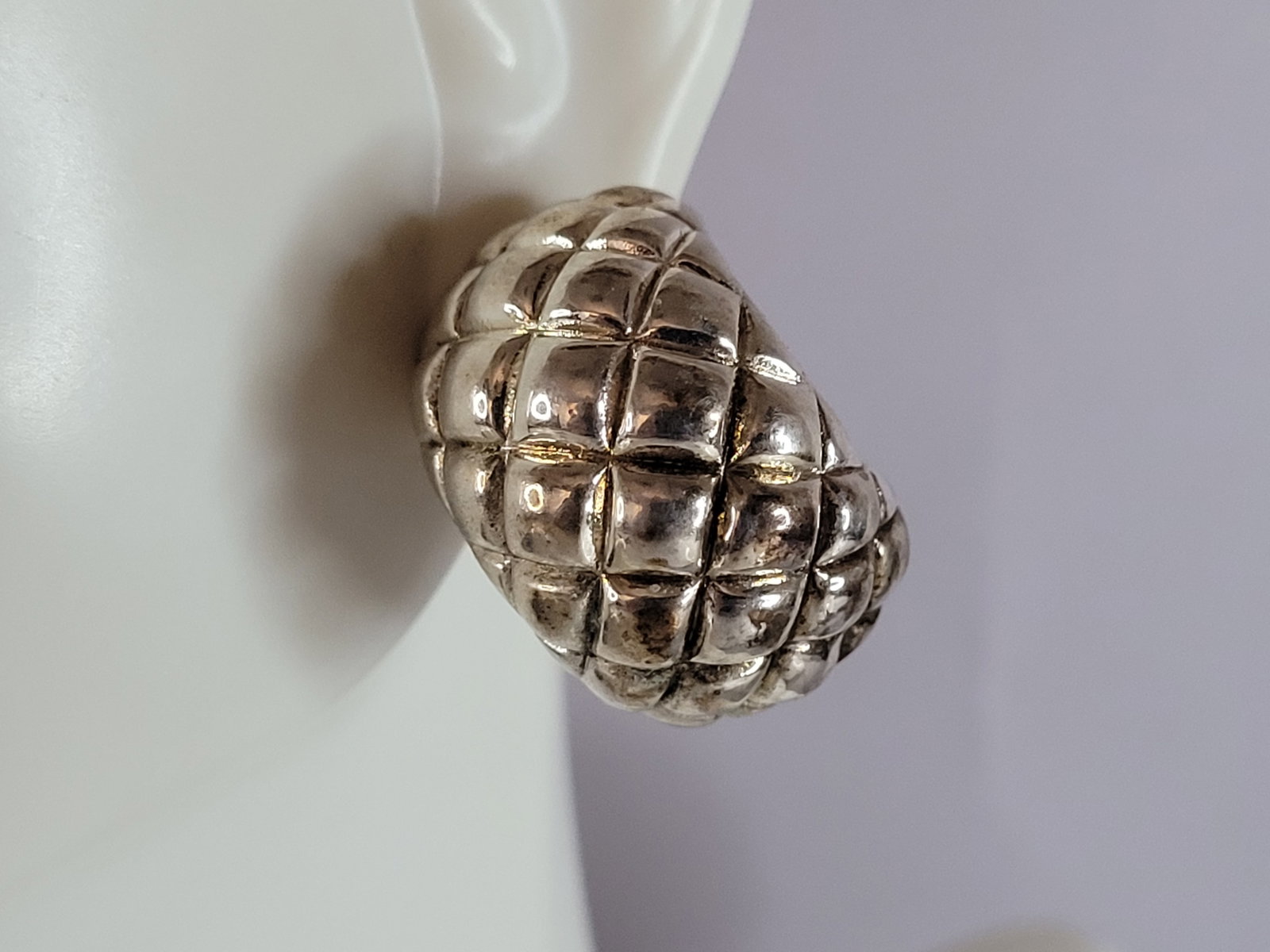 Womens Vintage Estate Sterling Silver Modernist Earrings: A PAIR OF WOMENS VINTAGE ESTATE STERLING SILVER MODERNIST EARRINGS THAT WEIGHS 7.8g AND MEASURE 7/8" LONG BY 5/8" WIDE. ANY OTHER QUESTIONS, PLEASE DO NOT HESITATE TO ASK. BE SURE TO CHECK OUT SOME OF