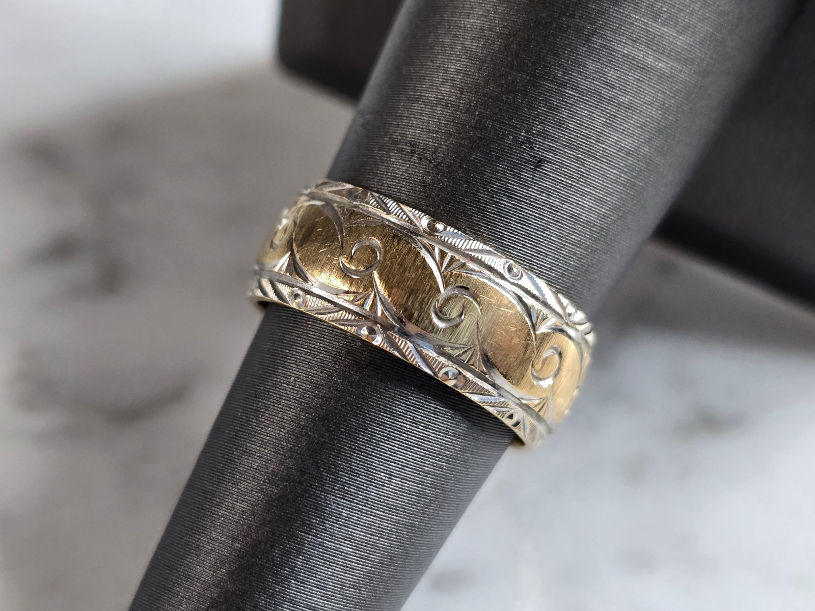 Womens Vintage Estate 14K Mixed Gold Etched Goldman Band Ring: A WOMENS VINTAGE ESTATE 14K MIXED ETCHED GOLD RING, MADE BY FREDERICK GOLDMAN. THE RING IS A SIZE 6.75 AND WEIGHS 6.1g. THE WIDTH OF THE RING IS ABOUT 5/16". RING IS MARKED" 14K, FG". THE RING MAKES A