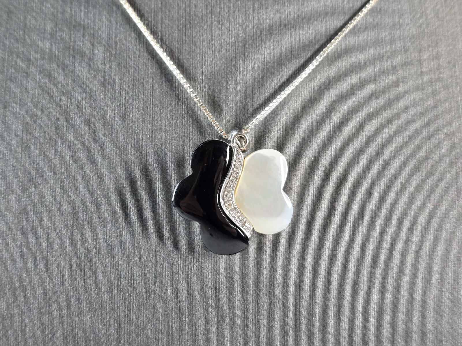 Womens Vintage Estate Sterling Silver Clover Pendant Necklace: A WOMENS ESTATE STERLING SILVER CLOVER PENDANT WITH NECKLACE THAT WEIGHS 5.9g. THE PENDANT MEASURES 7/8" LONG BY 3/4" WIDE. THE NECKLACE MEASURES 18" LONG. MAKES A GREAT GIFT FOR THAT SPECIAL SOMEONE.
