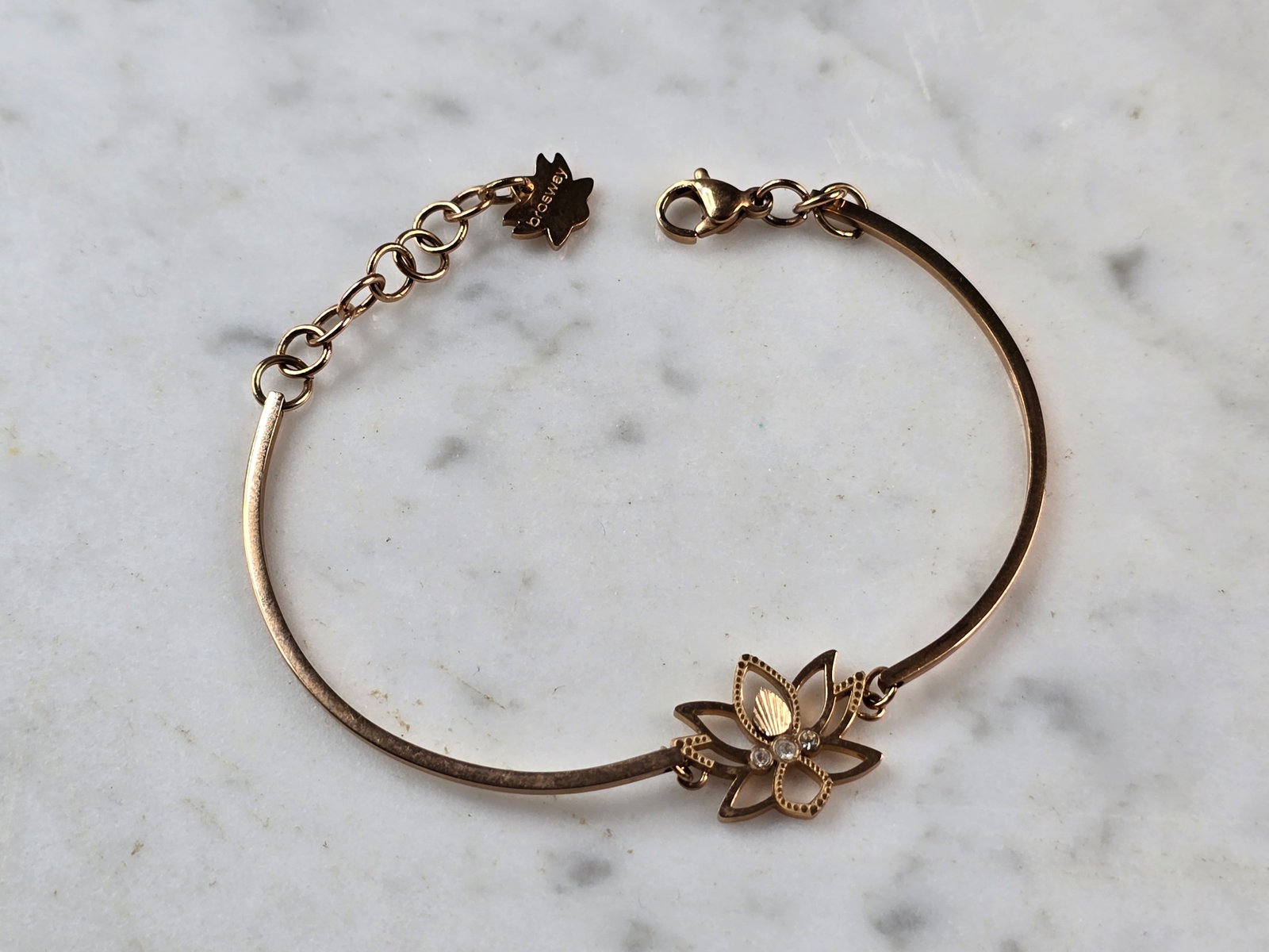 Womens Vintage Estate Rose Gold Tone Lotus Flower Brosway Fashion Bracelet: A WOMENS VINTAGE ESTATE ROSE GOLD TONE LOTUS FLOWER BRACELET THAT MEASURES 6 1/2" LONG BY 1/2" WIDE. BRACELET IS STAMPED "BROSWAY". THIS WOULD MAKE A LOVELY GIFT FOR THAT SOMEONE SPECIAL. ANY QUESTION