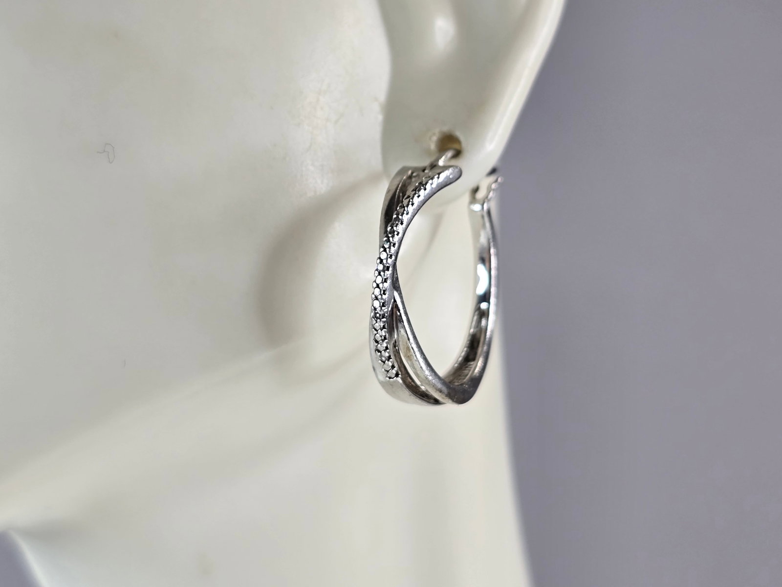 Womens Vintage Estate Sterling Silver Modernist Hoop Earrings: A PAIR OF WOMENS VINTAGE ESTATE STERLING SILVER MODERNIST HOOP EARRINGS THAT WEIGH 5.5g AND MEASURES 7/8" BY 1/4". ANY QUESTIONS, PLEASE DO NOT HESITATE TO ASK. BE SURE TO CHECK OUT SOME OF MY OTHER G