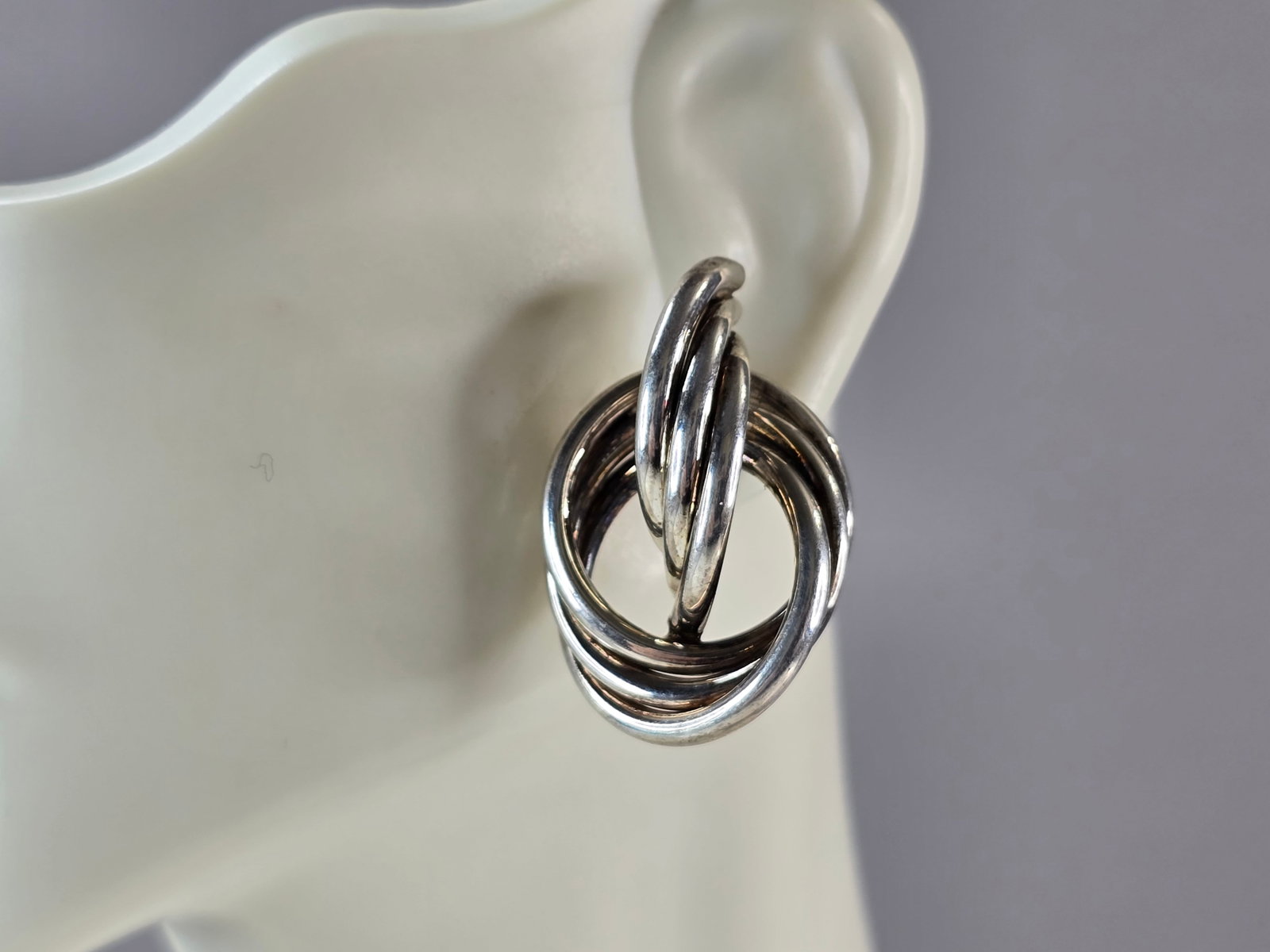 Womens Vintage Estate Sterling Silver Modernist Earrings: A PAIR OF VINTAGE ESTATE WOMENS STERLING SILVER MODERNIST EARRINGS. EARRINGS WEIGH 7.0g, AND MEASURES 1 1/4" LONG BY 3/4" WIDE. ANY QUESTIONS, PLEASE DO NOT HESITATE TO ASK. BE SURE TO CHECK OUT SOME 