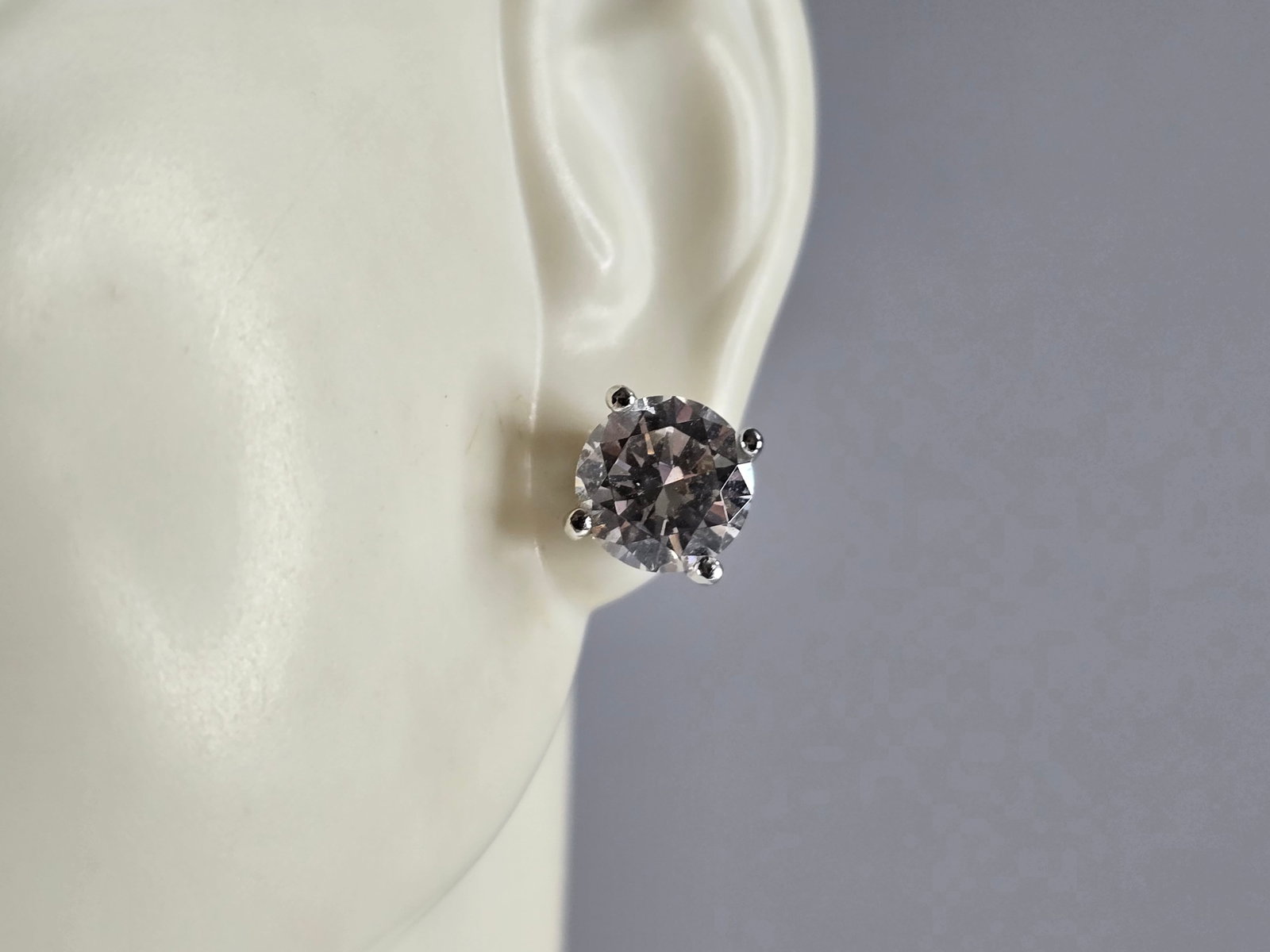 Pr Womens Vintage Estate Sterling Silver CZ Stud Earrings: PAIR OF WOMENS VINTAGE ESTATE STERLING SILVER CZ STUD EARRINGS WITH ABOUT 1.25ct STONES. THE EARRINGS WEIGH 3.3g, AND MEASURES ABOUT 3/8". ANY QUESTIONS, PLEASE ASK. BE SURE TO CHECK OUT SOME OF OUR O