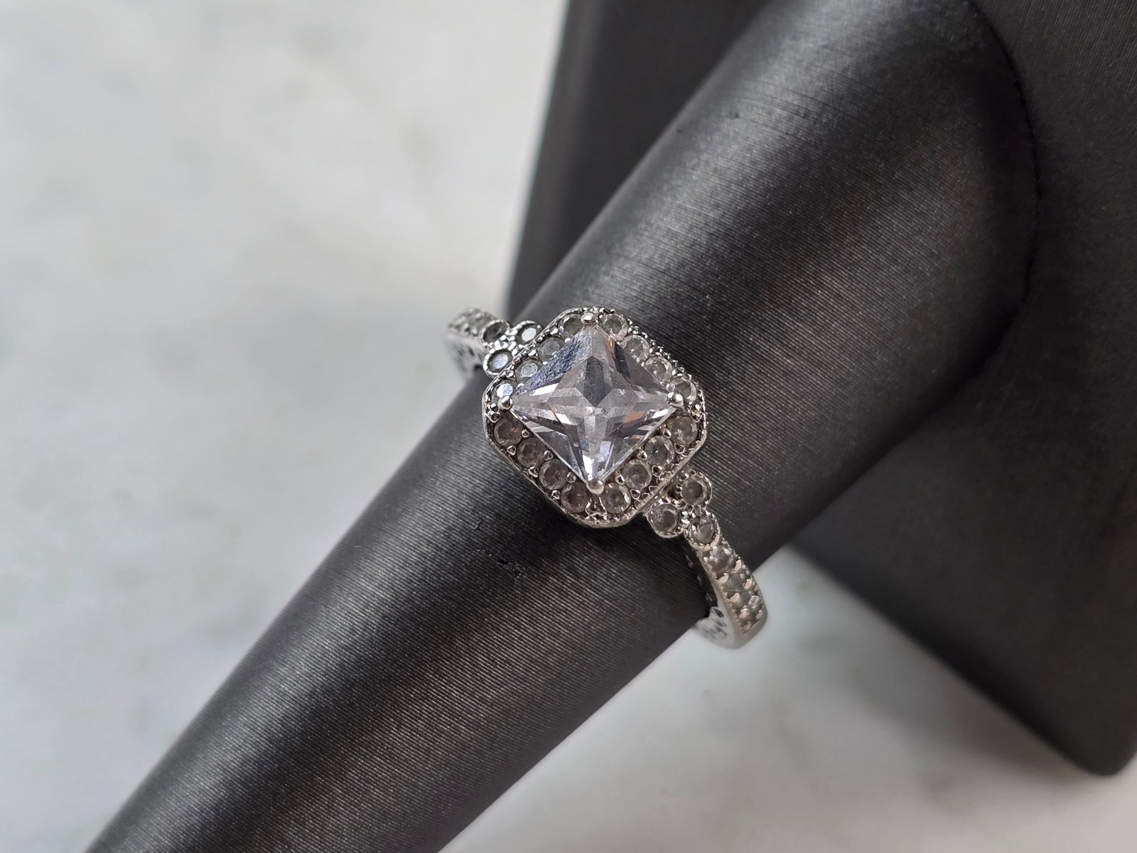 Womens Vintage Estate Sterling Silver CZ Ring: A WOMENS VINTAGE ESTATE STERLING SILVER CZ RING THAT WEIGHS 3.8g. THE RING IS A SIZE 8.25, AND MEASURES ABOUT 3/8" WIDE. THIS WOULD MAKE A NICE GIFT FOR THAT SOMEONE SPECIAL. ANY QUESTIONS PLEASE DO N