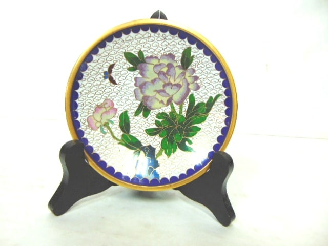 VINTAGE CHINESE CLOISSONE PLATE W/ STAND: A DECORATIVE VINTAGE CHINESE CLOISONNE MINI CHARGER PLATE THAT MEASURES 5" IN DIAMETER. SHIPPING IS $14 WITHIN THE CONTINENTAL US. ALL OTHER STATES AND COUNTRIES PLEASE CONTACT FOR SHIPPING QUOTE.