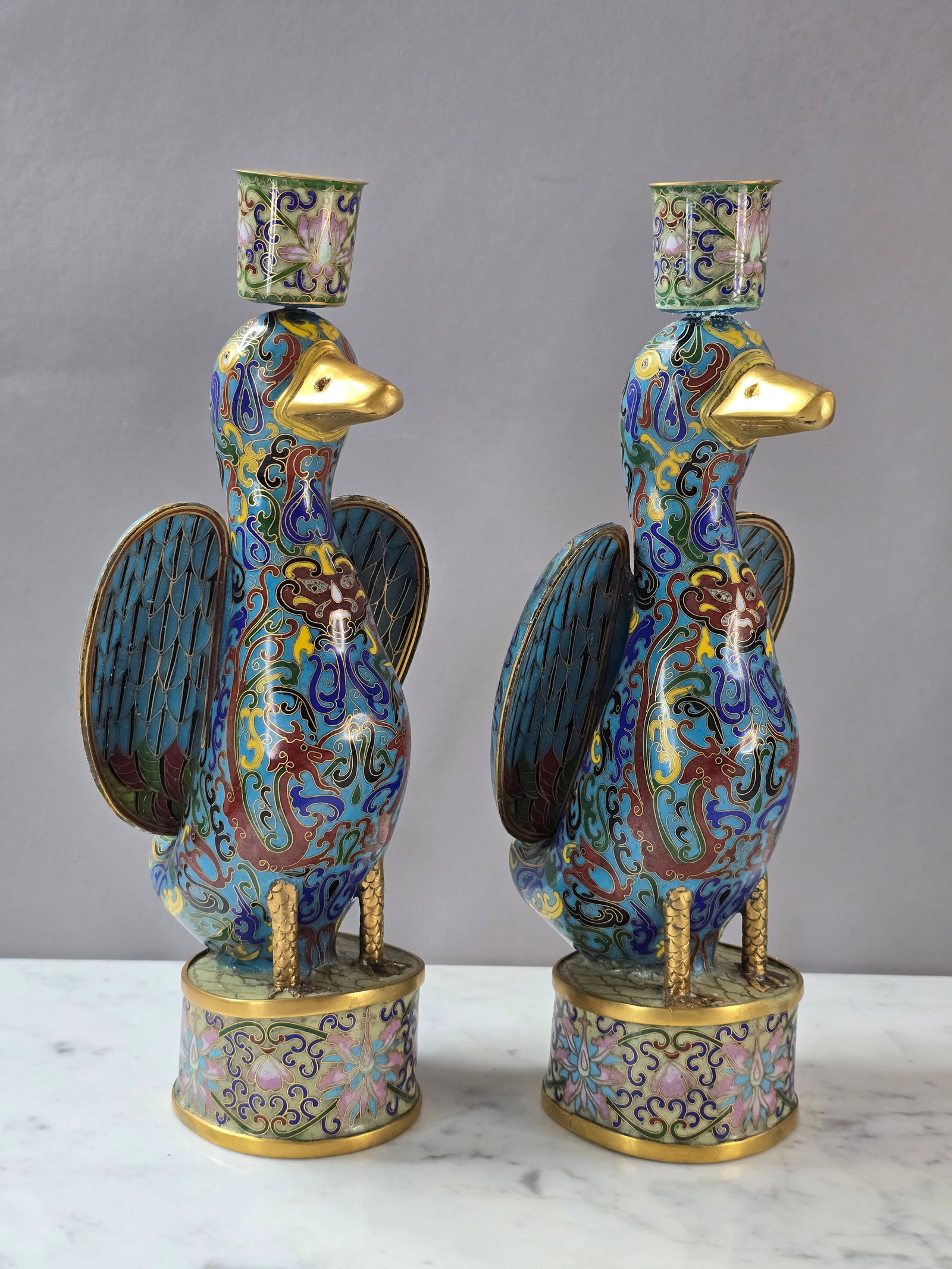 VINTAGE ANTIQUE CHINESE CLOISONNE DUCK CANDLESTICKS HOLDERS: A BEAUTIFUL VINTAGE ANTIQUE CHINESE CLOISONNE DUCK CANDLESTICKS THAT MEASURES 10 3/4" BY 4" BY 4 1/2". CONDITION LOOKS VERY NICE. JUST A TINY BIT OF OXIDATION ON THE ONE SPOT SHOWN IN THE ONE PIC. I D