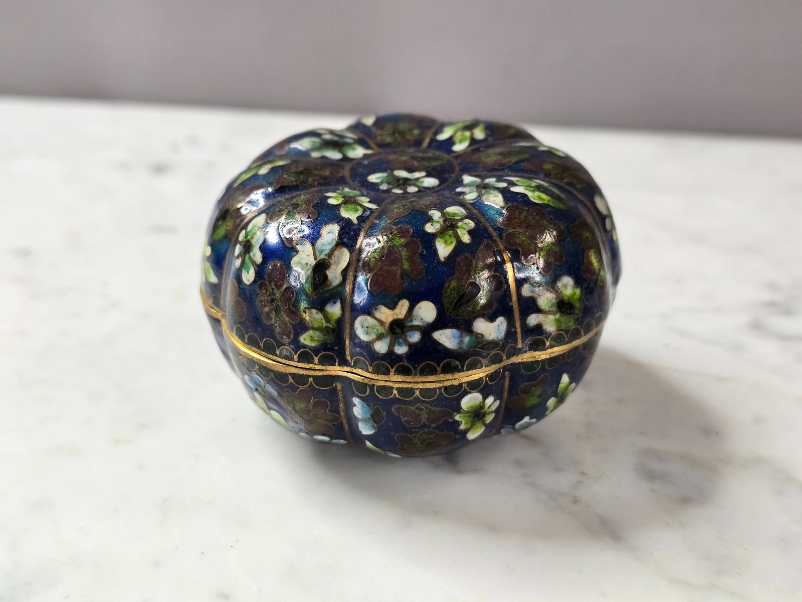 VINTAGE CHINESE CLOISONNE FLORAL TRINKET BOX: A BEAUTIFUL VINTAGE ANTIQUE CHINESE CLOISONNE FLORAL TRINKET BOXTHAT MEASURES 2" TALL BY 2 1/2" WIDE. . BOX IS IN VERY GOOD CONDITION. JUST AN INCREDIBLE DECORATIVE PIECE WITH AMAZING INTRICATE DETAIL