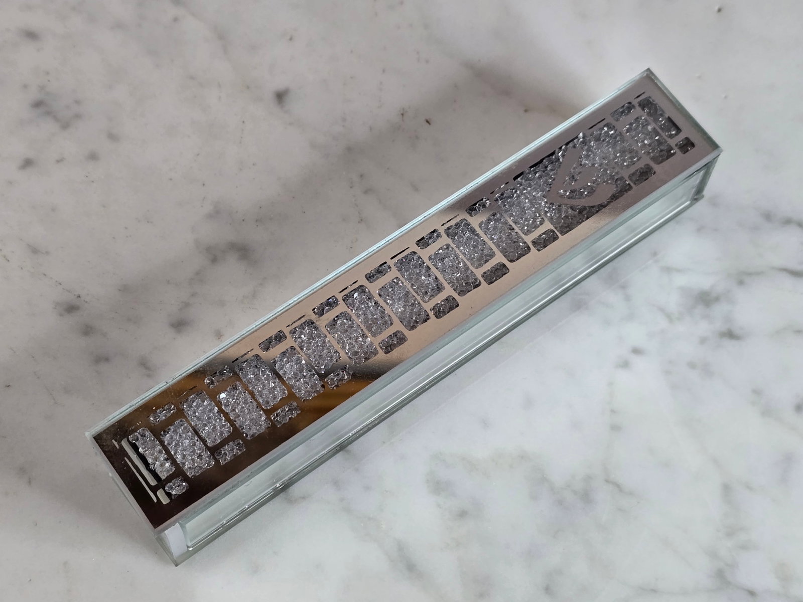 DECORATIVE COLLECTIBLE JEWISH OR JUDAICA MIRRORED MEZUZAH: A DECORATIVE COLLECTIBLE JEWISH OR JUDAICA MIRRORED MEZUZAH THAT MEASURES 5 5/8" LONG BY 1" WIDE. SHIPPING AND HANDLING IS $9 WITHIN THE CONTINENTAL U.S. ALL OTHER STATES AND COUNTRIES PLEASE CONTACT 
