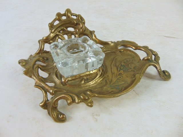 Vintage Decorative Antique Art Nouveau Brass Ink Well: A BEAUTIFUL VINTAGE ANTIQUE ART NOUVEAU BRASS INK WELL. PIECE MEASURES 2 5/8" TALL BY 7 1/2" LONG BY 5 1/2" WIDE. INK WELL IS A GREAT DECORATIVE AND COLLECTIBLE PIECE. ANY QUESTIONS PLEASE DO NOT HESI