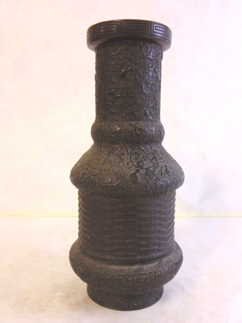 ANTIQUE BRONZE CHINESE SONG OR MING DYNASTY VASE: AN ANTIQUE CHINESE BRONZE VASE THAT MEASURES 12" TALL BY ABOUT 5 1/2" WIDE. CONDITION LOOKS GREAT. BELIEVED TO BE FROM THE SONG OR MING DYNASTY, HOWEVER NOT 100% SURE. SHIPPING AND HANDLING IS $40 WIT