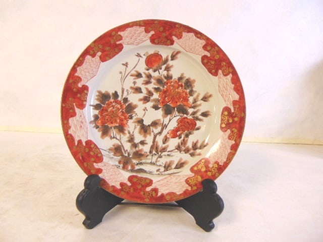 ANTIQUE JAPANESE KUTANI PORCELAIN BREAD PLATE: A beautiful antique hand painted Japanese Kutani plate that is believed to be from the Meiji period. The plate measures 8 1/4" in diameter and is in great condition for its age. No chips or cracks. Pl