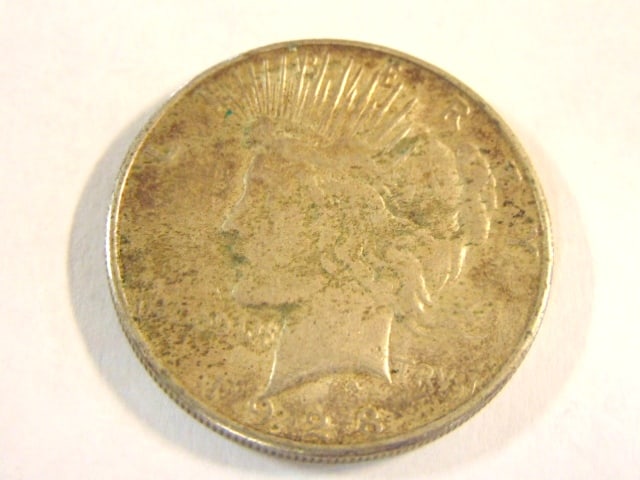 1928 SILVER PEACE DOLLAR KEY DATE: A COLLECTIBLE 1928 SILVER PEACE DOLLAR. CONDITION IS IN GOOD CIRCULATED CONDITION, HOWEVER WE ARE NOT COIN EXPERTS SO PLEASE USE YOUR BEST JUDGEMENT. BUYING AS IS.