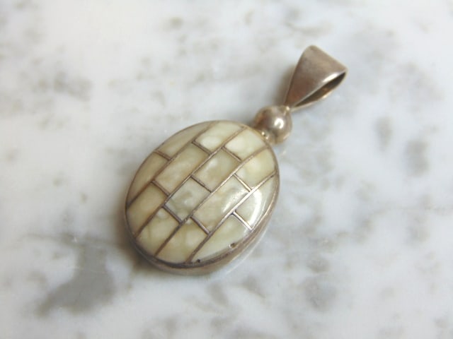 Womens Vintage Estate Sterling Silver Pendant: A WOMENS VINTAGE ESTATE STERLING SILVER PENDANT . NOT SURE WHAT THE STONE IS. PENDANT WEIGHS 11.5g AND MEASURES 1 5/8" LONG BY 3/4" WIDE. MAKES A GREAT GIFT FOR THAT SOMEONE SPECIAL. ANY QUESTIONS, PL