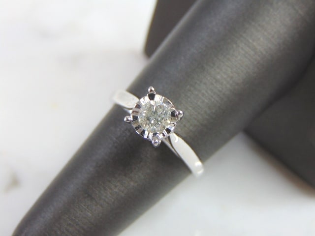 Womens Vintage Estate 10K White Gold Diamond Ring: FOR SALE IS THIS LOVELY VINTAGE 10K WHITE GOLD DIAMOND RING WITH A TOTAL OF ABOUT .59cts OF DIAMONDS. THE TOTAL WEIGHT IS 2.7g, AND IS A SIZE 6.75. RING IS MARKED 10k ON THE INSIDE OF THE BAND. ANY QU