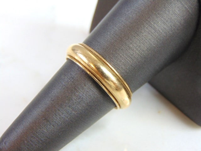 Vintage Estate 14K Gold Wedding Band Ring: A VINTAGE ESTATE 14K GOLD WEDDING BAND THAT WEIGHS 6.0g. THE RING SIZE IS 7.5. RING DOES HAVE AN INSCRIPTION ON THE INSIDE BUT SHOULD BE EASY TO HAVE IT REMOVED. ANY QUESTIONS PLEASE DONT HESITATE TO 