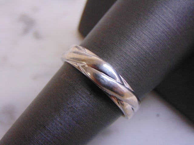 Womens Vintage Estate 14K White Gold Ring: A WOMEN'S VINTAGE ESTATE 14K WHITE GOLD WEDDING BAND RING THAT WEIGHS 3.7g. THE RING SIZE IS A 7.75, AND IS ABOUT 3/16" WIDE. RING IS STAMPED " PNJ, 585". ANY QUESTIONS PLEASE DONT HESITATE TO ASK. BE