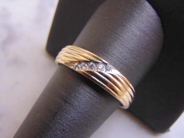 Mens Vintage Estate 14k Yellow Gold Diamond Ring: FOR SALE IS THIS WONDERFUL MENS 14K GOLD DIAMOND RING. THE RING WEIGHS 5.4g, AND IS A SIZE 10.5. THERE ARE ABOUT .10cts OF DIAMONDS, AND THE FACE IS ABOUT 1/4" WIDE. WOULD MAKE A GREAT GIFT FOR THAT S
