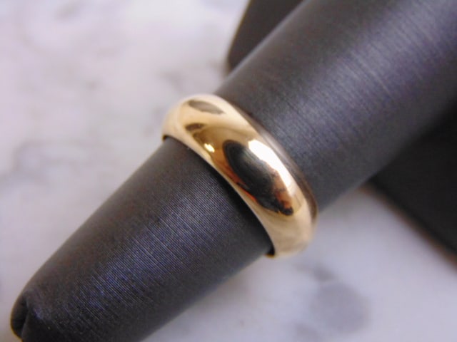 Women's Vintage Estate 14K Gold Wedding Band Ring: FOR SALE IS THIS WOMENS VINTAGE ESTATE 14K GOLD WEDDING BAND RING. RING IS A SIZE 6.5 AND WEIGHS 6.6g. THE WIDTH OF THE RING IS 1/4". ANY QUESTIONS, PLEASE DO NOT HESITATE TO ASK. BE SURE TO CHECK OUT