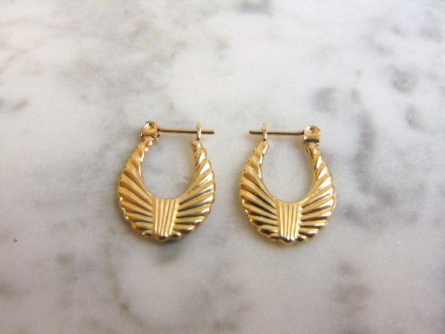 Pr Womens 14K Yellow Gold Hoop Earrings: A LOVELY PAIR OF WOMENS 14K YELLOW GOLD HOOP EARRINGS . THE EARRINGS WEIGH 1.3g. EARRINGS MEASURE 3/4" LONG BY 1/2" WIDE. EARRINGS ARE MARKED AT THE HINGE. ANY QUESTIONS, PLEASE DON'T HESITATE TO ASK.
