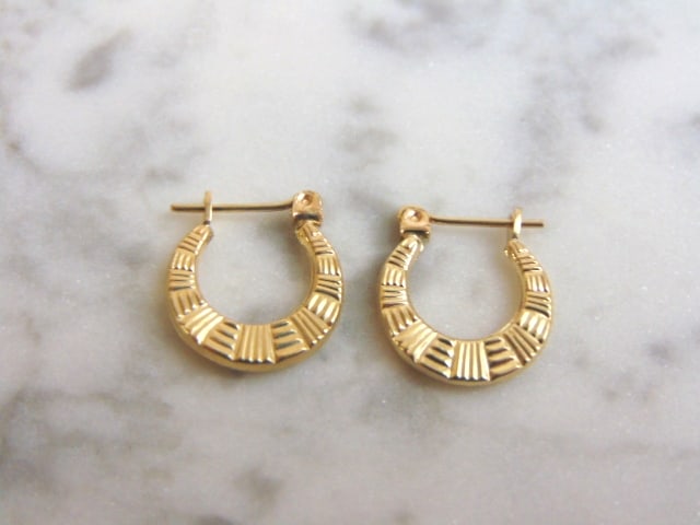 Pr Womens 14K Yellow Gold Hoop Earrings: A LOVELY PAIR OF WOMENS 14K YELLOW GOLD HOOP EARRINGS . THE EARRINGS WEIGH 1.1g. EARRINGS MEASURE 1/2" LONG BY 1/2" WIDE. EARRINGS ARE MARKED 14K AT THE HINGE. ANY QUESTIONS, PLEASE DON'T HESITATE TO 