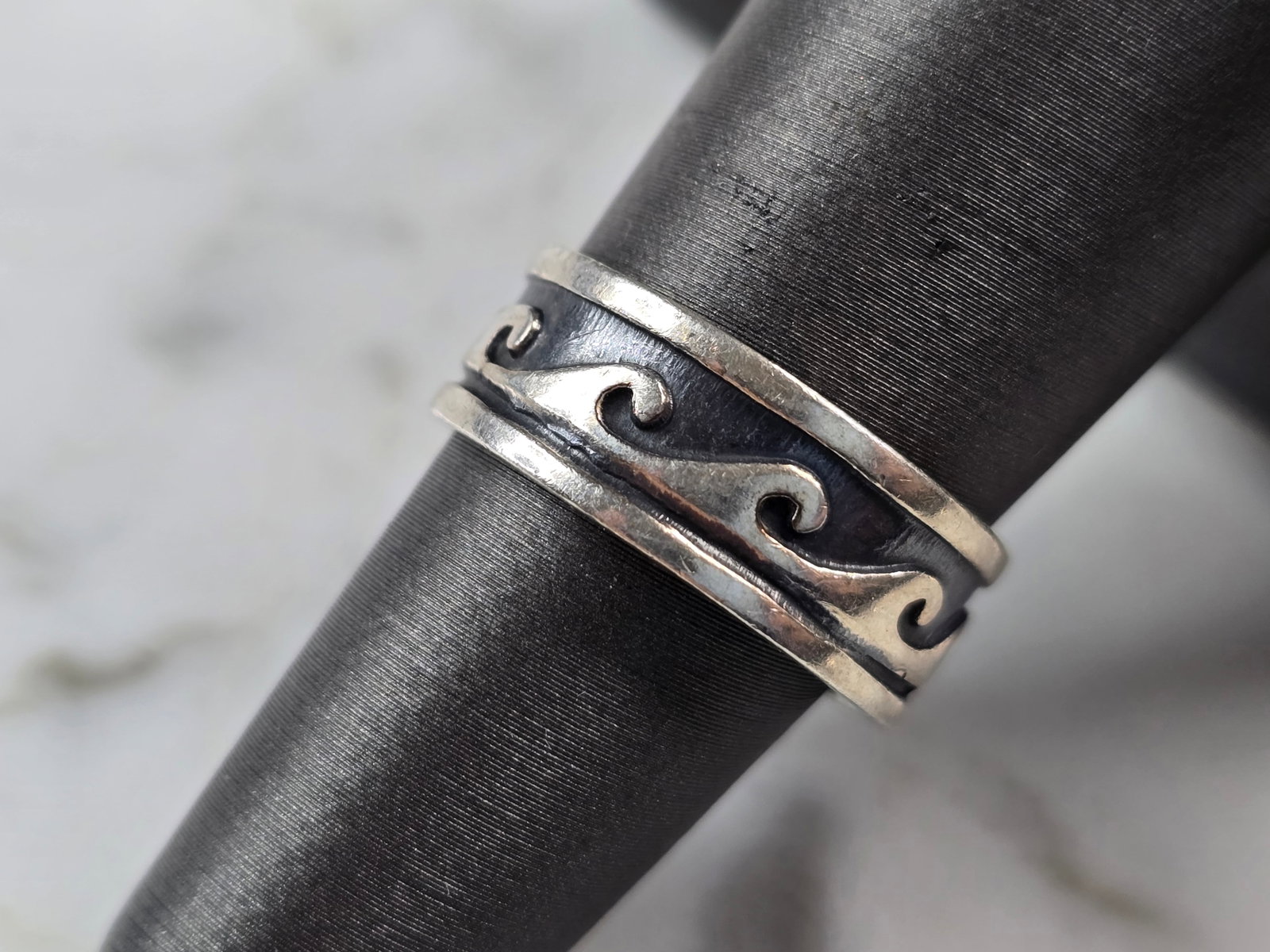 Womens Vintage Estate Sterling Silver Modernist Wave Ring: A WOMENS VINTAGE ESTATE STERLING SILVER MODERNIST WAVE RING. THE TOTAL WEIGHT IS 5.0g, AND IS A SIZE 7.0. THE WIDTH OF THE RING IS 5/16". THIS RING WOULD MAKE A GREAT GIFT FOR SOMEONE SPECIAL. ANY QUE
