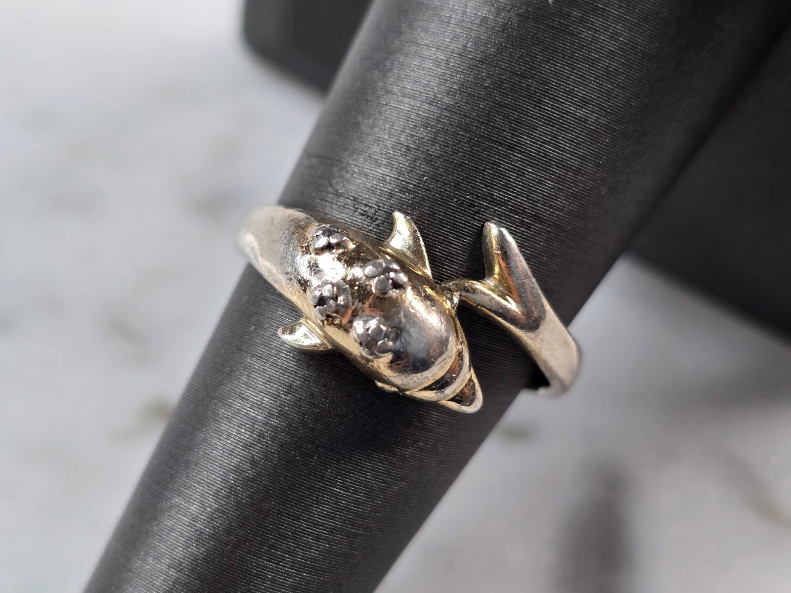 Womens Vintage Estate Sterling Silver CZ Dolphin Ring: A WOMENS VINTAGE ESTATE STERLING SILVER AND CZ DOLPHIN RING. THE TOTAL WEIGHT IS 2.8g, AND IS A SIZE 8.0. THE WIDTH OF THE RING IS 3/8". THIS RING WOULD MAKE A GREAT GIFT FOR SOMEONE SPECIAL. ANY QUES