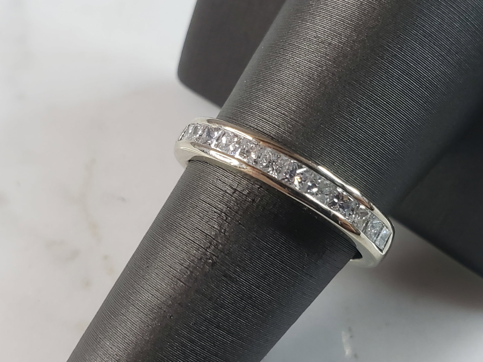 Womens Vintage Estate 14K White Gold Diamond Ring: A WOMENS VINTAGE ESTATE 14K WHITE GOLD DIAMOND RING. THE RING IS A SIZE 8.5 AND WEIGHS 4.0g. THERE ARE 0.85cts OF DIAMONDS IN THIS RING. RING IS MARKED "14K, 0.85". THE RING MAKES A BEAUTIFUL GIFT FOR