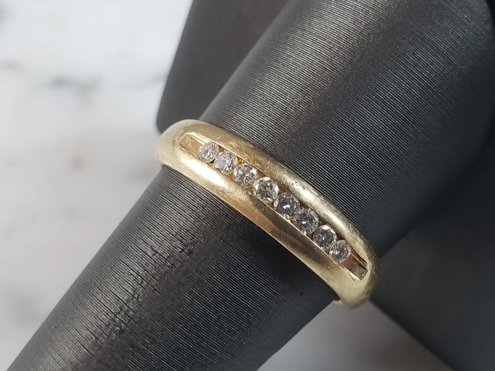 Mens Vintage Estate 14k Yellow Gold Diamond Ring: FOR SALE IS THIS WONDERFUL MENS 14K GOLD & DIAMOND WEDDING BAND RING. THE RING WEIGHS 4.8g. THE SIZE OF THE RING IS A 10.0. THERE ARE ABOUT .16cts OF DIAMONDS AND THE FACE IS ABOUT 1/8" WIDE. WOULD MA
